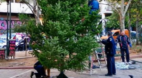 Ξαναέκαψαν το χριστουγεννιάτικο δέντρο στα Εξάρχεια