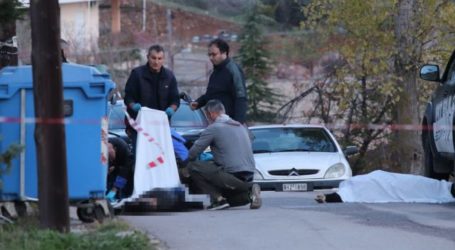 Η ταμπέλα και το αυτοκόλλητο που έφερε το μακελειό στις Θεσπιές Βοιωτίας