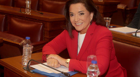 Τινάζει την… μπάνκα η Ντόρα:Εγώ δεν είμαι Σταϊκούρας… Για μένα μεσαία τάξη είναι πάνω από 1.500 ευρώ