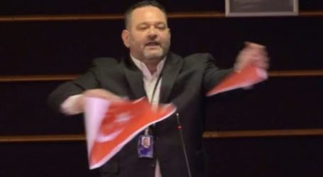 Ο Λαγός έσκισε τη σημαία της Τουρκίας στο Ευρωκοινοβούλιο – Οι αντιδράσεις του ελληνικού και του τουρκικού ΥΠΕΞ (video)