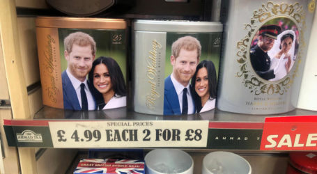 Ξεπουλάνε άρον άρον τα αναμνηστικά με τον Χάρι και τη Μέγκαν