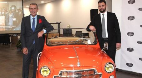 Ανοιξε έκθεση αυτοκινήτων ο… αγνώριστος Πάνος Καμμένος