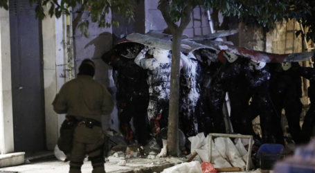 Κουκάκι: Πετούσαν βενζίνη στον τροχό που έκοβε την πόρτα