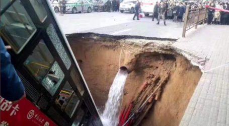 Σκηνή Δευτέρας Παρουσίας στην Κίνα: Γιγάντια τρύπα άνοιξε ξαφνικά και κατάπιε λεωφορείο – 6 νεκροί, 16 τραυματίες, 10 αγνοούμενοι (Βίντεο)