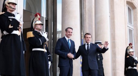 Στο Παρίσι ο Μητσοτάκης – Θερμή υποδοχή από τον Μακρόν στο Μέγαρο Élysée (Βίντεο)
