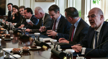 Υπουργικό: Συγχαρητήρια Μητσοτάκη σε Χρυσοχοΐδη (για «τοξοβόλο») και Σταϊκούρα (για το ομόλογο)