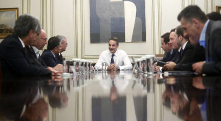 Προσφυγικό: Τι συμφώνησαν Μητσοτάκης – δήμαρχοι των νησιών για τις κλειστές δομές