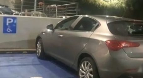 Ανέβασε εικόνα με οδηγό που πάρκαρε σε θέση ΑμεΑ – Της ζητάει 70.000 ευρώ