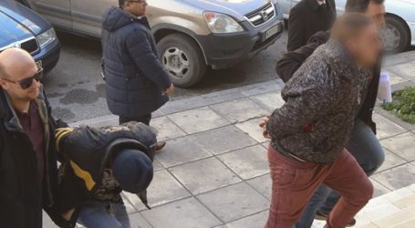 Δολoφονία Θεσσαλονίκης: Με χειροπέδες στον Εισαγγελέα τα τρία αδέλφια: “Ήταν ατύχημα” λένε τώρα