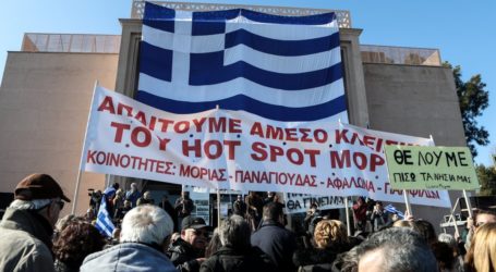 Μεταναστευτικό: Μπουλντόζες για κλειστά κέντρα, στα «κάγκελα» οι νησιώτες
