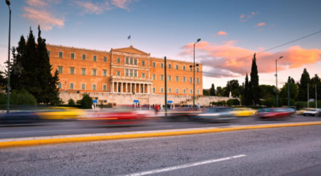 Βουλή: Η ευχή για τον Άγιο Βαλεντίνο, το Trip Advisor και τα γεμάτα θεωρεία