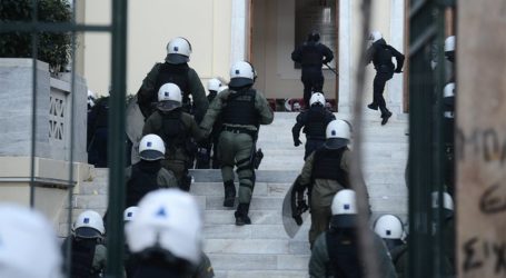 ΑΣΟΕΕ: Επέμβαση της Αστυνομίας στο Πανεπιστήμιο – Πετροπόλεμος και χημικά στην Πατησίων