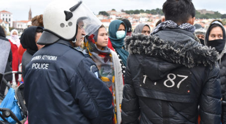 «Καζάνι» που βράζει η Λέσβος: ΜΑΤ και αύρες στους δρόμους – Αποφασισμένη η κυβέρνηση για κλειστή δομή (Βίντεο)