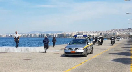 Κορωνοϊός στη Θεσσαλονίκη: Με μεγάφωνα οι αστυνομικοί ζητάνε από τον κόσμο να μείνει σπίτι – Κάποιοι εκνευρίστηκαν