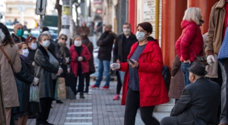 Κορωνοϊός: Η ΕΛ.ΑΣ βάζει τάξη στις ουρές των τραπεζών – Μήνυμα της κυβέρνησης «ξεχάστε το Πάσχα που ξέρατε» – Τα σενάρια για μειώσεις στο Δημόσιο