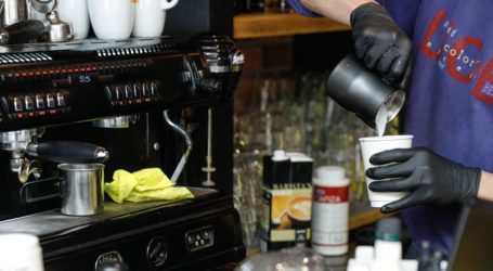 Κορονοϊός: Άρχισαν οι συλλήψεις για ανοιχτά γυμναστήρια, κομμωτήρια και καφετέριες