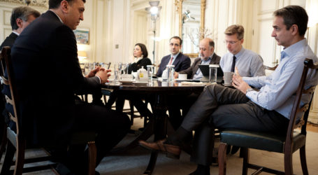 Κορωνοϊός: Έκτακτη συνάντηση Μητσοτάκη – Κικίλια στο Μαξίμου – Στο τραπέζι τα νέα μέτρα