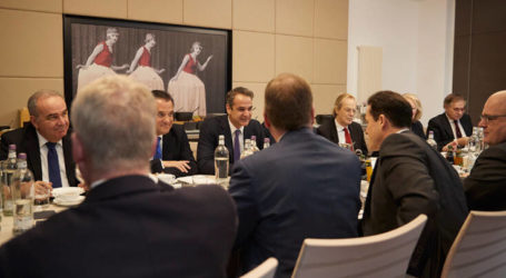 Μπαράζ επαφών Μητσοτάκη στο Βερολίνο για επενδύσεις με εκπροσώπους μεγάλων επιχειρήσεων .