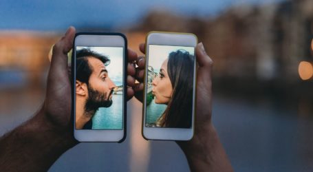 Cybersex και κορονοϊός: Αυξάνονται τα online “ραντεβού”, αυξάνονται και οι εκβιασμοί σε site γνωριμιών και εφαρμογές dating