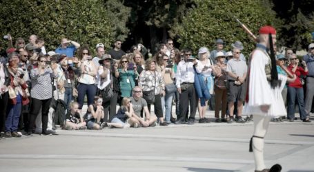 Κορονοϊός: Αδιανόητο – Συνωστισμός στο Σύνταγμα για την αλλαγή της φρουράς