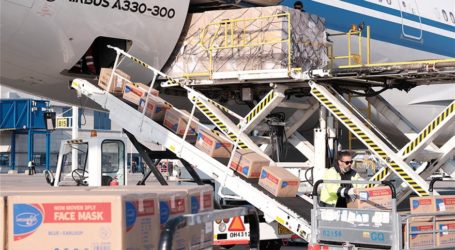 Κορωνοϊός: «Ανάσα» στα νοσοκομεία με 18 τόνους ιατρική βοήθεια από Κίνα – Δείτε βίντεο και φωτογραφίες