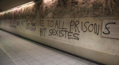 Επίθεση κουκουλοφόρων στο σταθμό Μετρό Ακρόπολη: Βανδάλισαν αγάλματα – Τουλάχιστον 50 προσαγωγές από την ΕΛ.ΑΣ