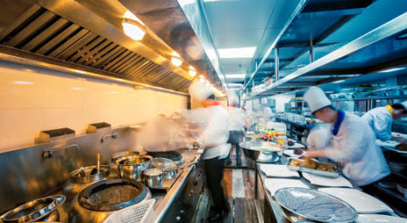 Εστίαση: Περιορίζουν τις εξόδους σε ταβέρνες λόγω κοροναϊού