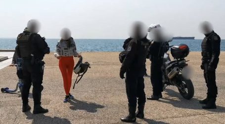 Απίστευτο: Έξαλλη γυναίκα κατά αστυνομικών για το κλείσιμο της παραλίας στη Θεσσαλονίκη [Βίντεο]