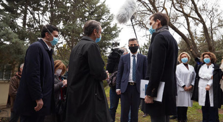 Εικόνες από την επίσκεψη Μητσοτάκη στο Σωτηρία: Συνομίλησε με γιατρούς φορώντας μάσκα