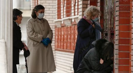 Εκκλησίες σε Αθήνα και Θεσσαλονίκη “έσπασαν” την απαγόρευση και άνοιξαν με “πορτιέρη”