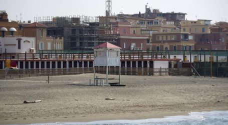 Ιταλία: Σκέψεις για… παραβάν από πλεξιγκλάς στις παραλίες!