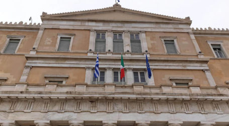 Η ιταλική σημαία κυματίζει από σήμερα στην πρόσοψη της Βουλής των Ελλήνων