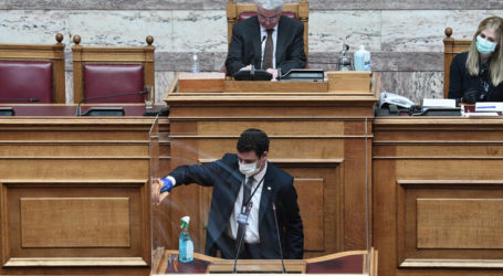 Βουλευτές θα ζητήσουν να τοποθετηθεί πλεξιγκλάς και πάνω από τα κεφάλια όσων ανεβαίνουν στο βήμα της Ολομέλειας