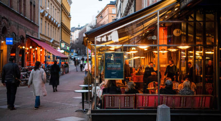 Στη Σουηδία «αποφάσισαν να αφήσουν κόσμο να πεθάνει»: Αντιδράσεις για το «πείραμα» της κυβέρνησης