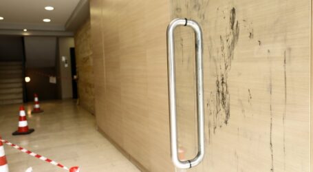 Επίθεση με βιτριόλι: Νέο βίντεο δείχνει την δράστη με σκούφο και μάσκα λίγα λεπτά πριν την επίθεση