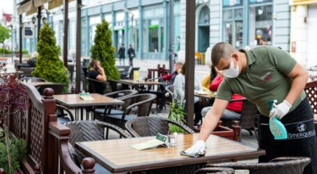 Ανοιχτό το ενδεχόμενο να επαναλειτουργήσει νωρίτερα η εστίαση και τα εμπορικά κέντρα – Ο ρόλος των κρουσμάτων