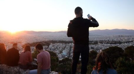 Προβληματισμός στην κυβέρνηση για τα υπαίθρια «πάρτι» – Οι επόμενες κρίσιμες ημέρες και το ενδεχόμενο για μίνι lockdown