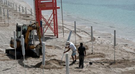 Πυρετώδεις προετοιμασίες για το άνοιγμα των παραλιών ενόψει καύσωνα – Θα “χτυπήσει” 40άρια