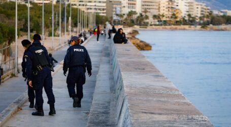 Αστυνομικοί με… βερμούδες και ποδήλατα θα περιπολούν στις παραλίες