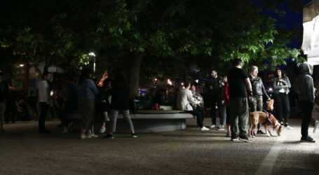 «Πονοκέφαλος» οι πλατείες: Ραντεβού στο Παγκράτι έδωσαν οι νέοι χθες βράδυ – Εστίες υπερμετάδοσης του κορωνοϊού βλέπουν οι επιστήμονες