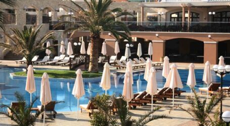 Αυστηρές συστάσεις Κομισιόν: Με ραντεβού τα γεύματα στο εστιατόριο ξενοδοχείων και το μπάνιο στην πισίνα