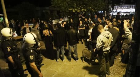 Συναγερμός για τα υπαίθρια κορωνο-πάρτι με τα take away ποτά – Κίνδυνος να γίνουμε Ιταλία λένε οι ειδικοί – Έπεσαν οι πρώτες καμπάνες σε καταστήματα