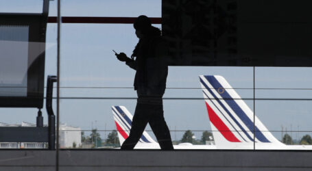 Κορωνοϊός: Η Γαλλία απειλεί με αντίποινα τη Βρετανία -Για την απόφαση να μπαίνουν σε καραντίνα οι Ευρωπαίοι τουρίστες