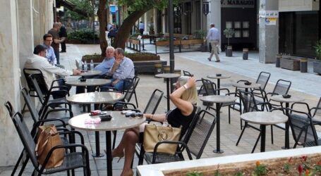 Η μεγάλη επιστροφή των Ελλήνων στις καφετέριες