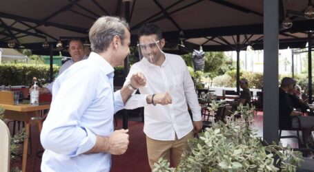 Στον Πειραιά ο Μητσοτάκης: Αυτοψία για την πρώτη μέρα επαναλειτουργίας της εστίασης με.. αγκωνιές