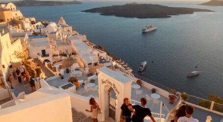 Άρση μέτρων: Αγώνας για να σωθεί ο Τουρισμός – Το σχέδιο των πέντε αξόνων, οι σκέψεις για ελεύθερη μετακίνηση σε τρία νησιά και το άνοιγμα της εστίασης