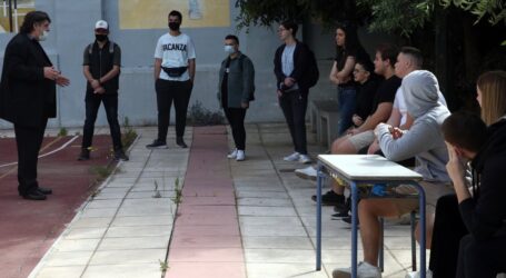 Ανοιγμα σχολείων: Οι μαθητές της Γ’ Λυκείου έμειναν σπίτι – Οργή για τον… big brother