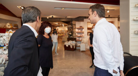 Ο Τσίπρας στο κέντρο της Αθήνας – Στην Ερμού ο Μητσοτάκης – Μίλησαν με καταστηματάρχες και εργαζόμενους