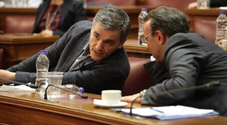ΝΔ – ΣΥΡΙΖΑ: Αντιπαράθεση με τεφτέρια, λεφτόδεντρα και στο βάθος μνημόνια