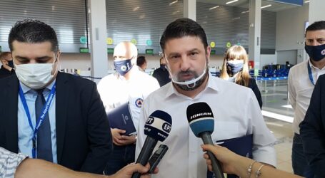 Στη Ζάκυνθο ο Χαρδαλιάς για πρώτη φορά με …hi tech μάσκα – Άρχισε αυτοψίες στα αεροδρόμια